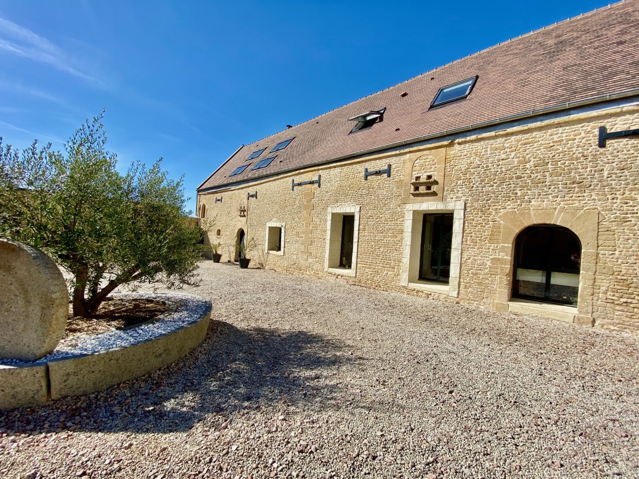 MAISON EN PIERRES ENTIEREMENT RENOVEE | Winstone & Associés